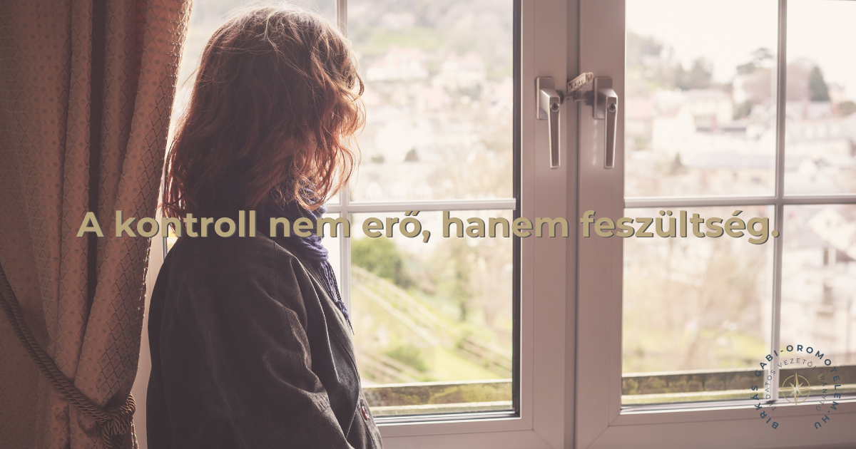 Női vezető ablakfényben – a kontroll és jelenlét közti váltás vizuális metaforája.