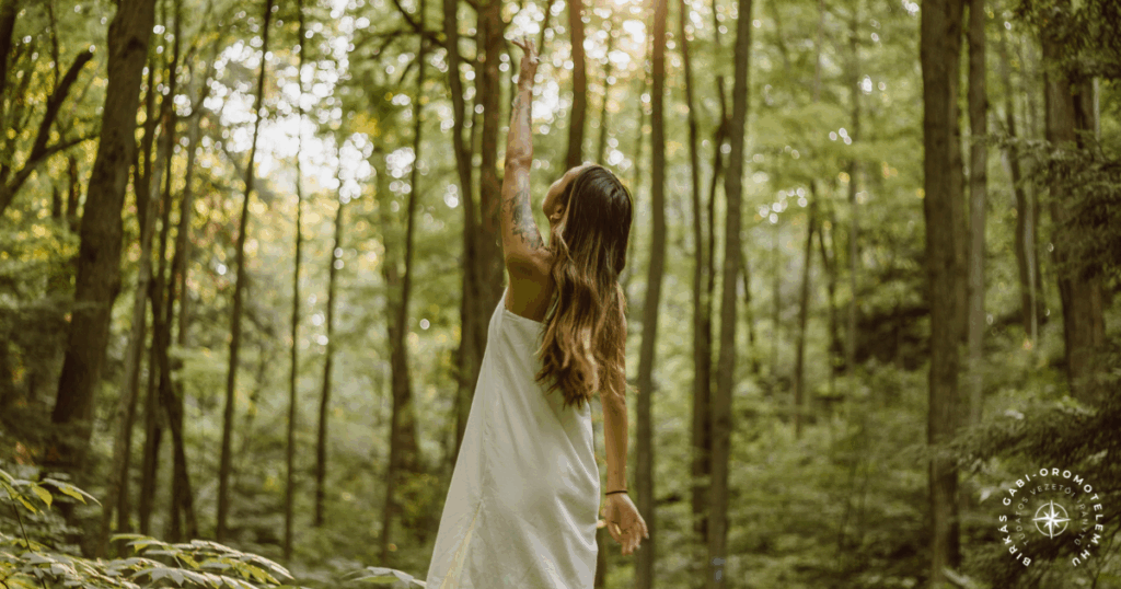 Nő az erdőben leteszi a terheit – az elengedés pillanata