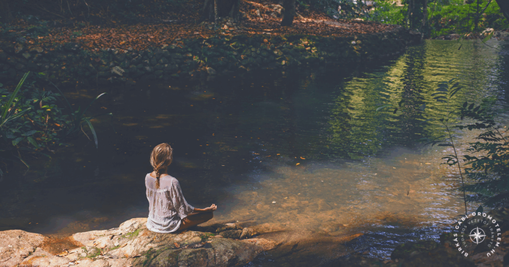 Nő a tóparton meditál – önmagába érkezés és teremtés