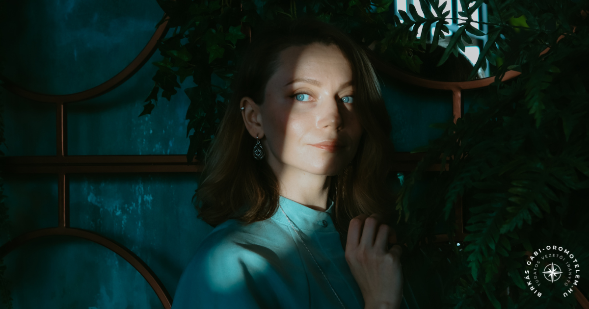 Lágy fényben álló női sziluett, amely a visszatérés, belső vezetés és önmagához kapcsolódás minőségét jelképezi