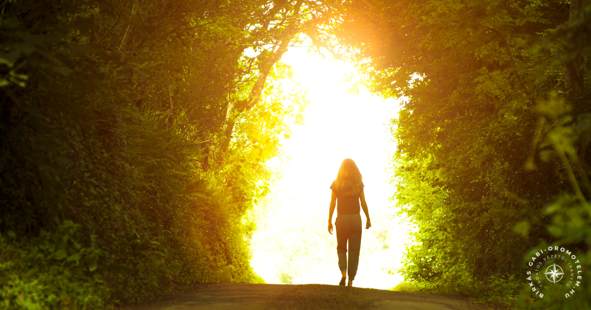 Önmagából vezető nő a napfelkelte fényében – belső erő és ébredés