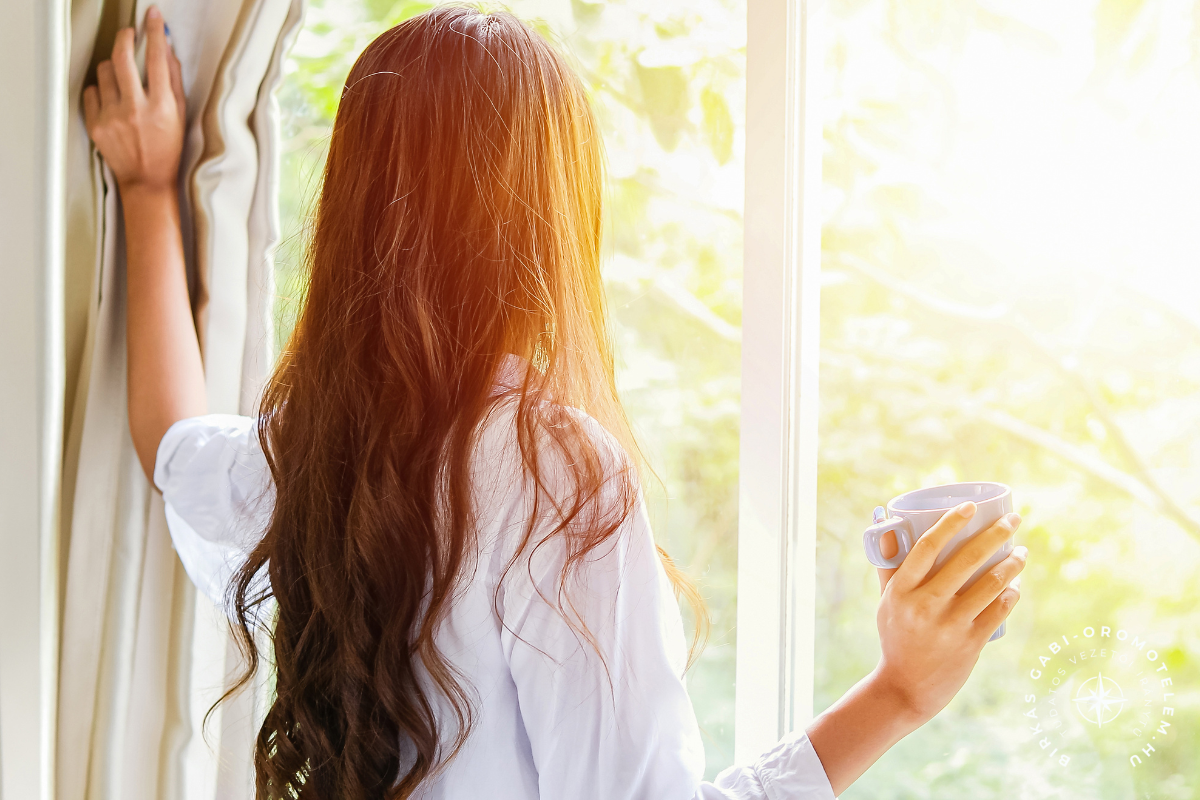 nő természetes fényben, csendes jelenléttel – az empátia tapasztalatának testi megélése