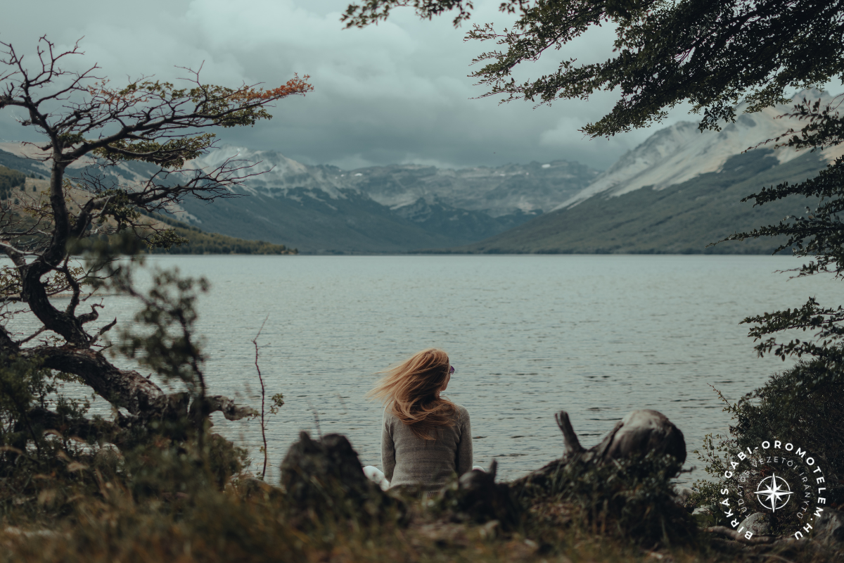 Nyitott, csendes térben ülő nő – a tértartói jelenlét vizuális megjelenítése